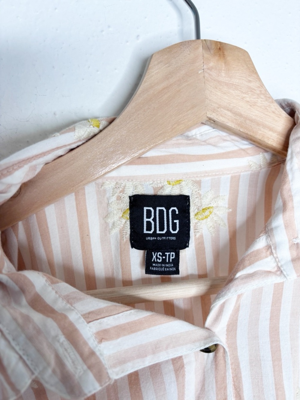 BDG Pink Ivory Stripped Oversized Button Down With Embroidered Daisies Size XS - Picture 7 of 9
